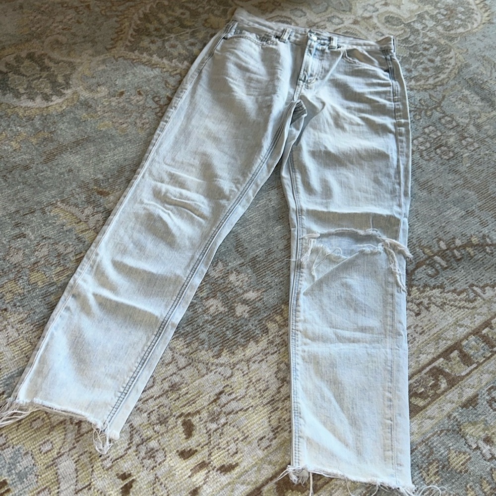 American Eagle mom Jean light blue ripped 😇size 2